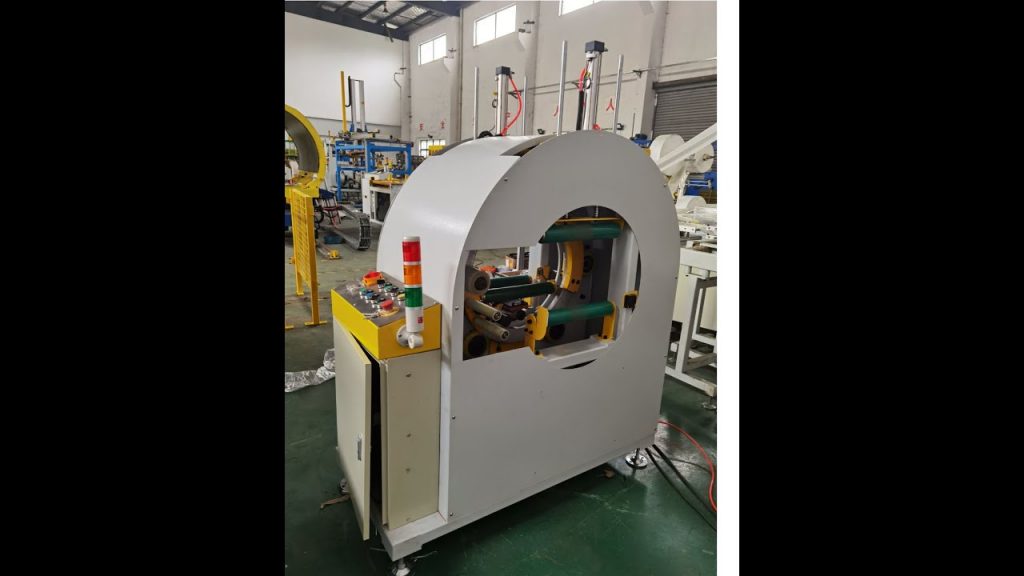 Compact horizontal packaging machine for efficient wrapping.