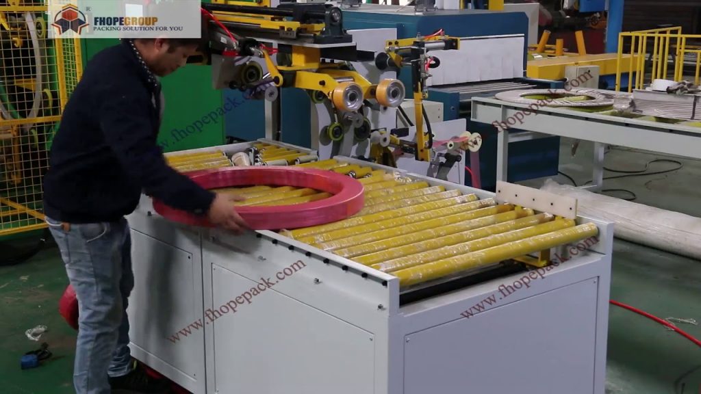Compact horizontal packaging machine for wrapping bears.