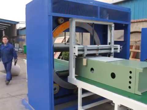 Compact horizontal stretch wrapper for large products and wrapping machines.