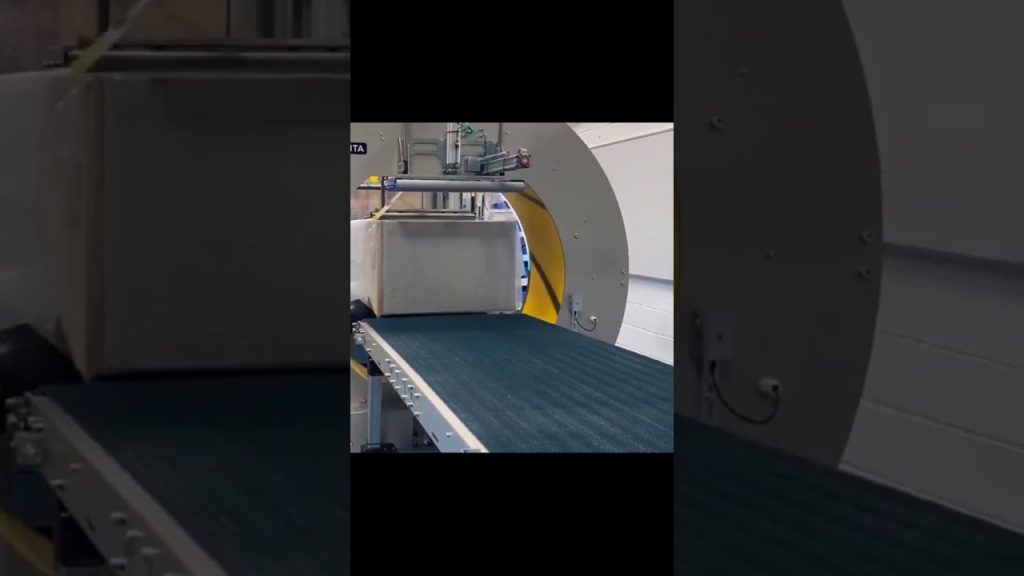 Compact horizontal wrapping machine for packaging.