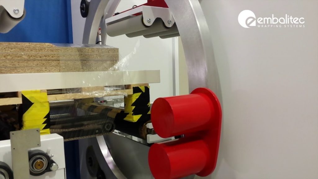 Compact pallet wrapping machine for horizontal packaging.