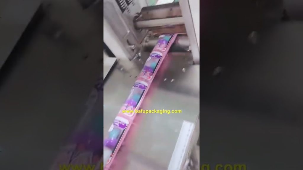 Flow packaging machine for pillows