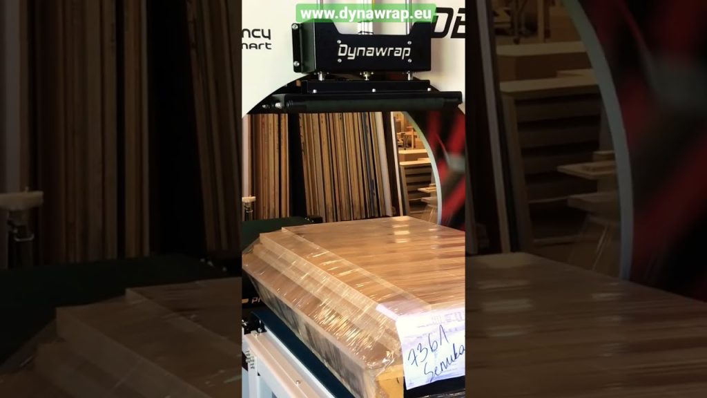 Horizontal wrapping machine for motor and box packaging.