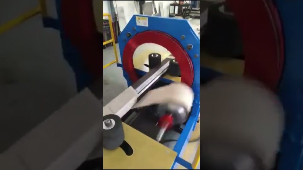 Horizontal wrapping machine with automatic functionality.